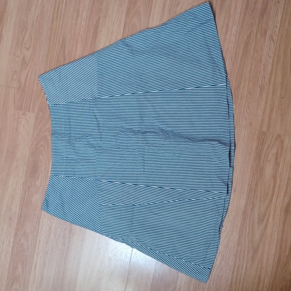 Seersucker Loft Skirt- Size 8 Petite